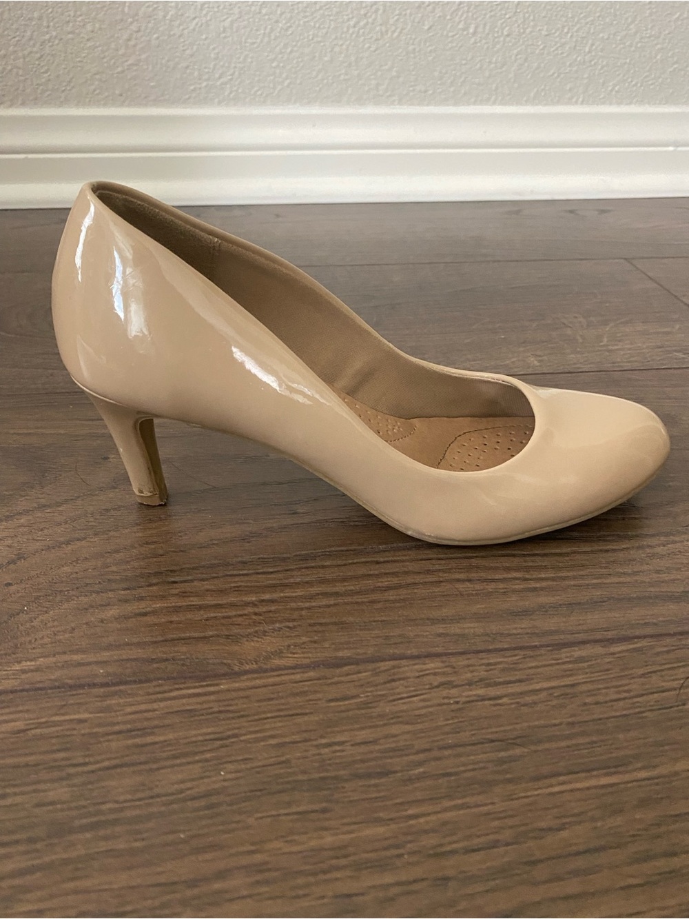 dexflex comfort Women's Nude Patent Mid Heel Pump